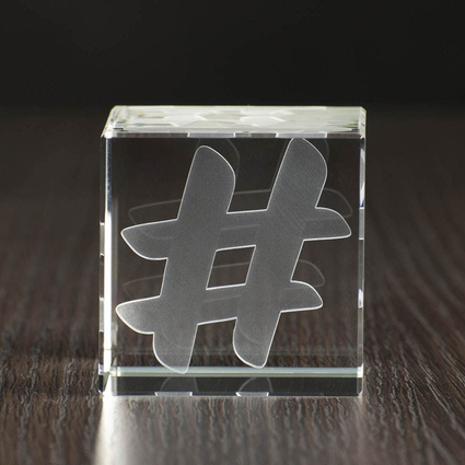 Prezent dla informatyka - hashtag wygrawerowany w krysztale