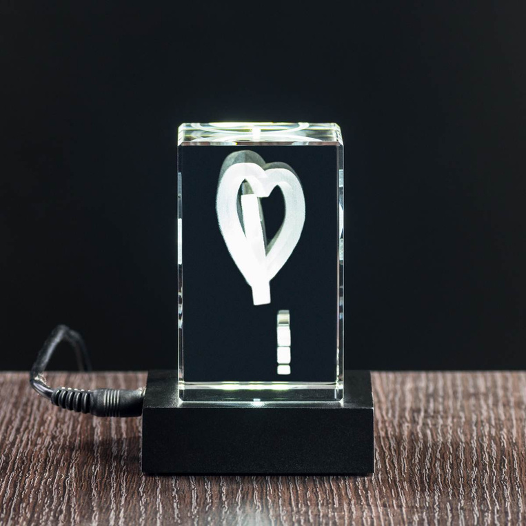 Grawer złączonych serc 3D w małej statuetce (80x50x50 mm) na podstawce LED