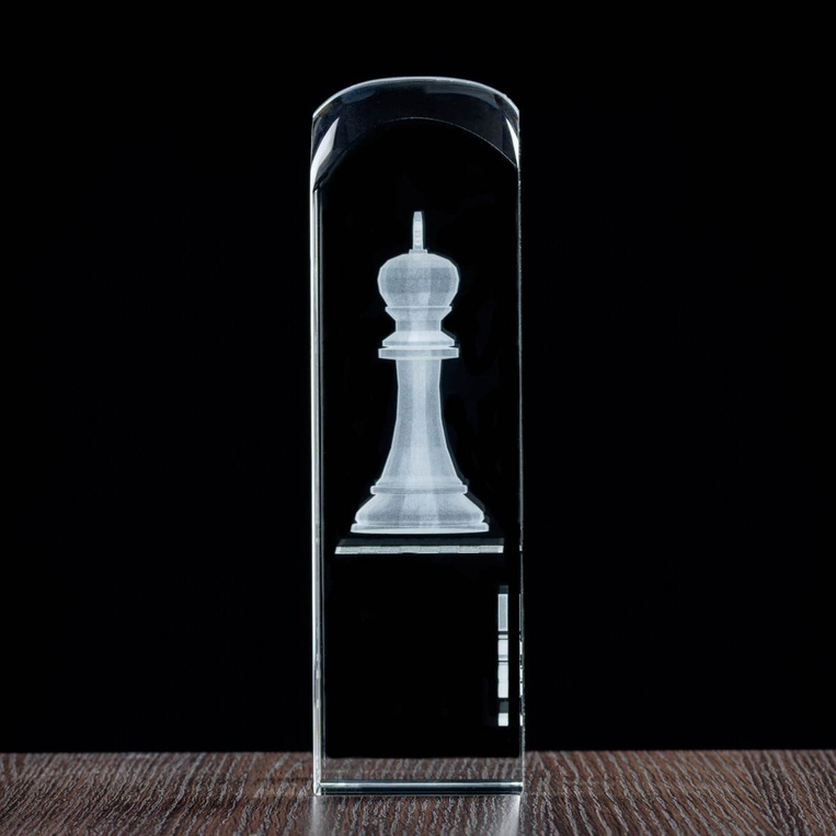 Nagroda za pierwsze miejsce, figura szachowa KRÓL wygrawerowana w krysztale