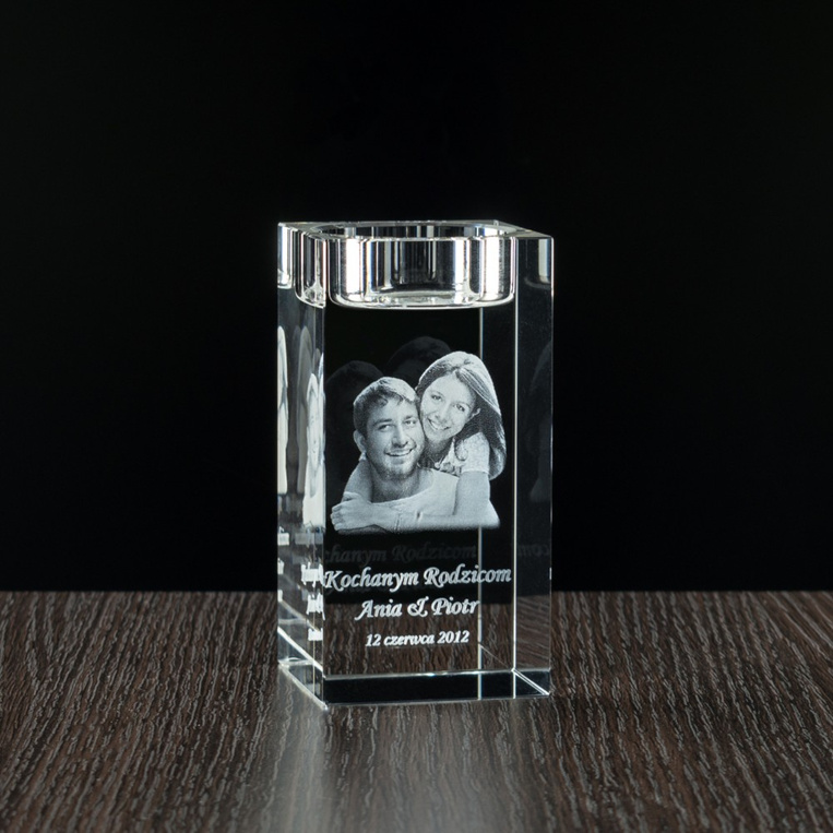 Personalizowany prezent dla rodziców - szklany świecznik ze zdjęciem młodej pary