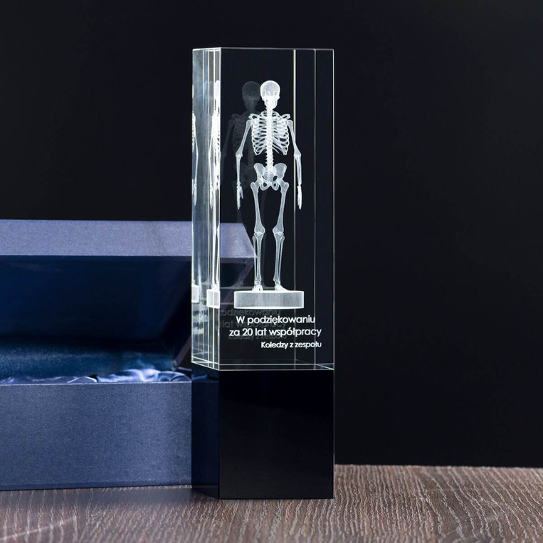 Statuetka szkielet 3D z dedykacją dla mężczyzny. Prezent na emeryturę awans