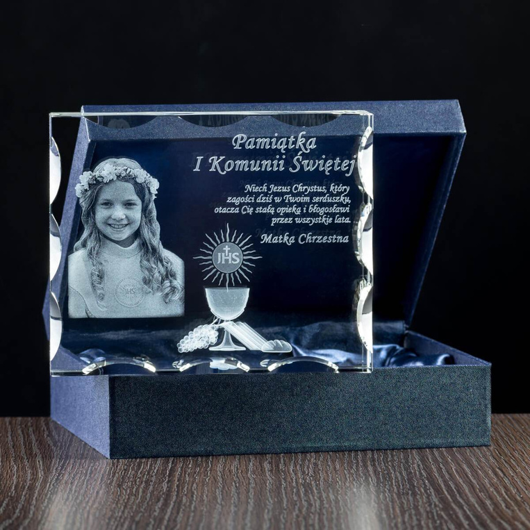 Statuetka kryształowa 3D – Pamiątka I Komunii Świętej z wizerunkiem dziecka i dedykacją