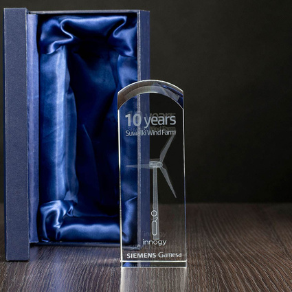 Wiatrak 3D grawer w szklanej statuetce - prezent JUBIELUSZ FIRMY