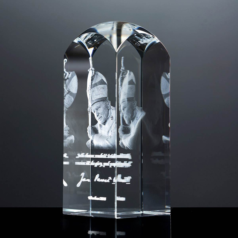 Prezent na Prymicje - zdjęcie Jana Pawła II w kryształowej statuetce.