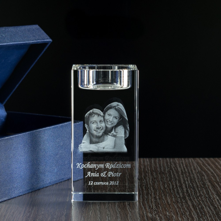 Personalizowany prezent dla rodziców - szklany świecznik ze zdjęciem młodej pary