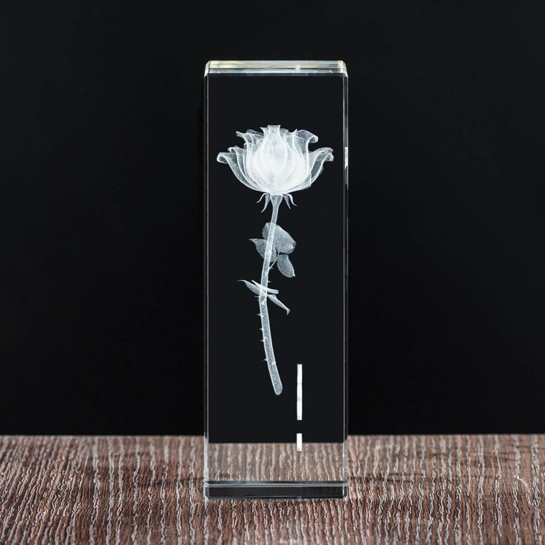 Prezent ślubny, grawerowana różyczka w przystępnej cenie zamiast wina i kwiatów