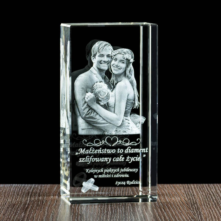 Duża statuetka kryształowa 3D 100×200×70 mm – zdjęcie pary z dedykacją