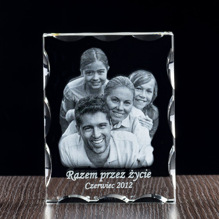 Fotokryształ 2D z wygrawerowanym zdjęciem rodzinnym – pamiątkowa statuetka szklana