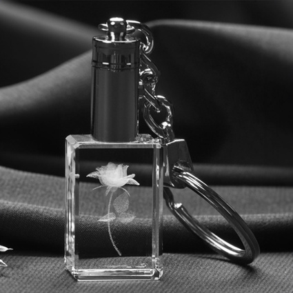 Róża 3D w breloku - drobny upominek na Walentynki. Brelok LED z grawerem