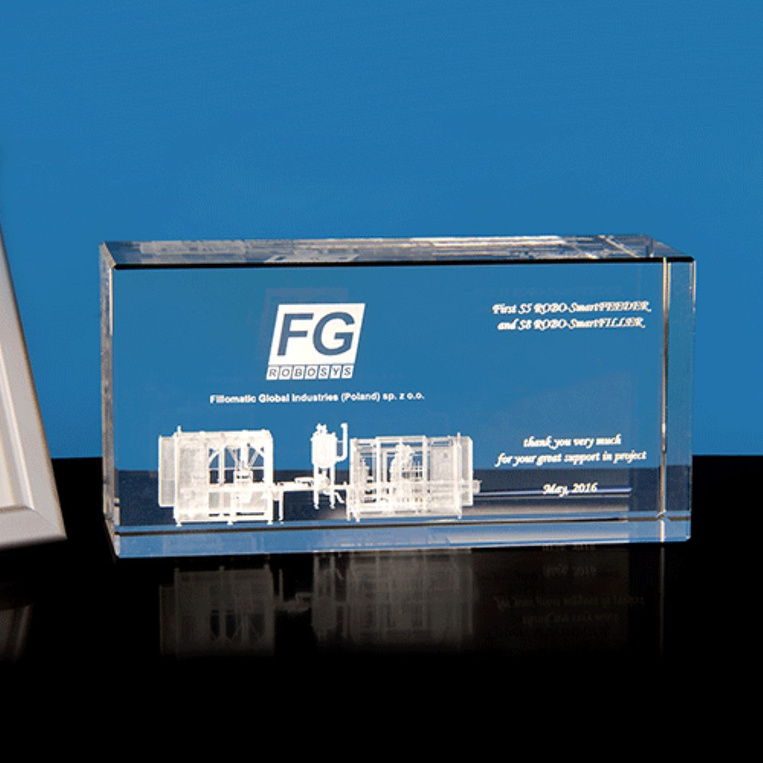 Upominek firmowy - instalacja 3D. Grawer w szklanej statuetce