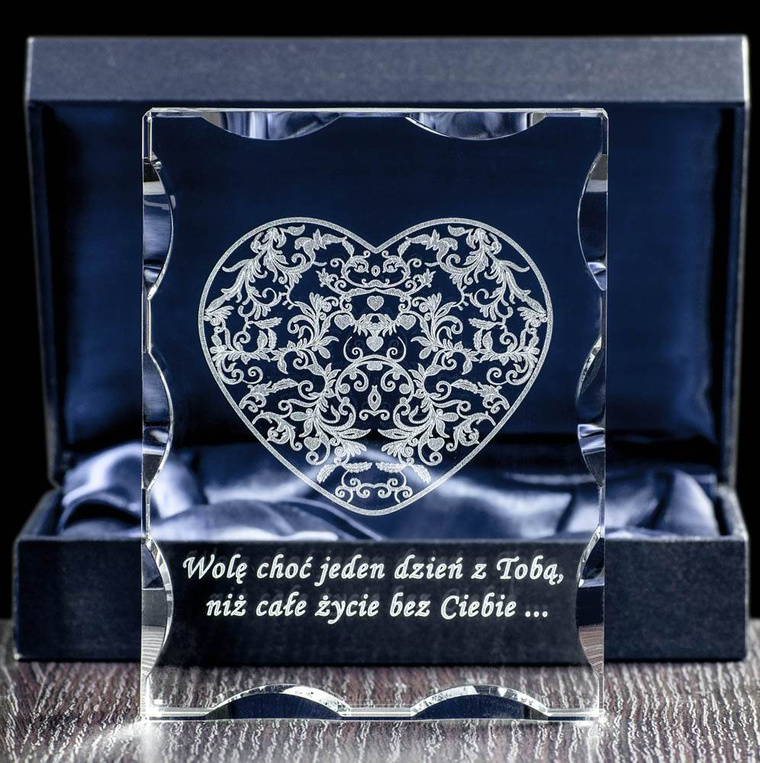 Ażurowe serce w ozdobnej statuetce - prezent dla ukochanej NA WALENTYNKI