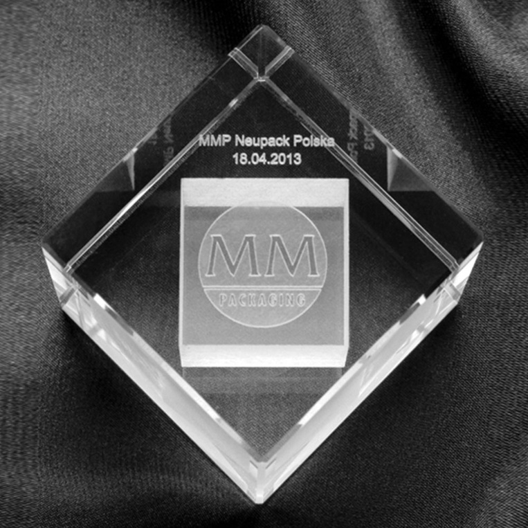 Logo firmy wygrawerowane w krysztale - przycisk do papieru