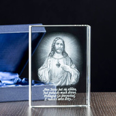 Obraz Jezusa wygrawerowany w trójwymiarze w kryształowej statuetce