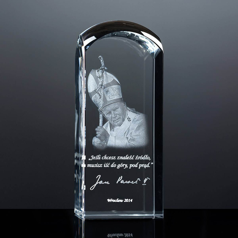 Prezent na Prymicje - zdjęcie Jana Pawła II w kryształowej statuetce.