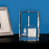 Upominek firmowy - instalacja 3D. Grawer w szklanej statuetce