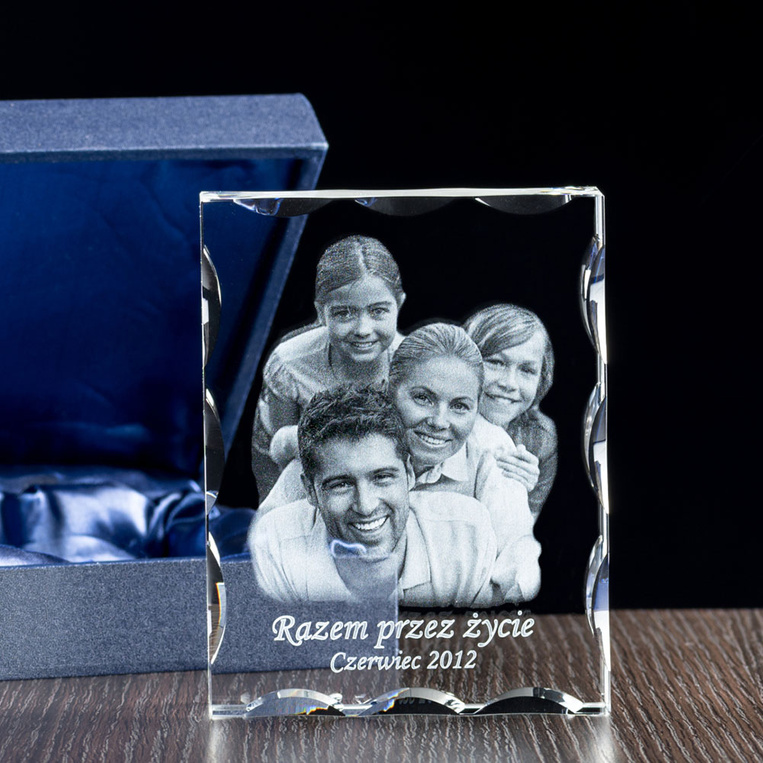 Fotokryształ 2D z wygrawerowanym zdjęciem rodzinnym – pamiątkowa statuetka szklana