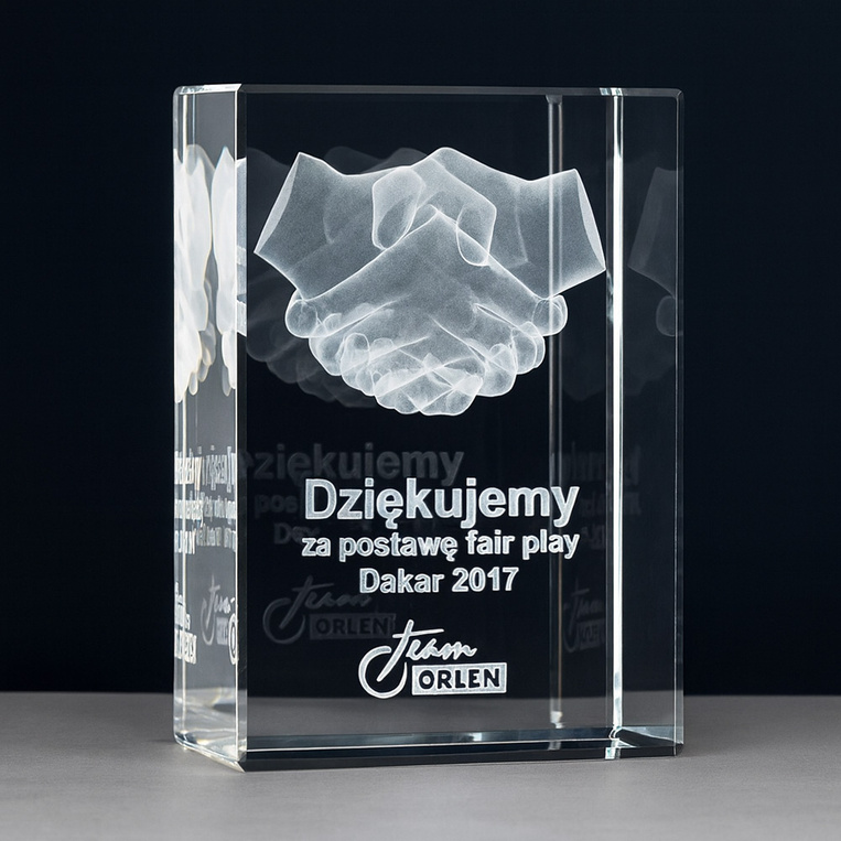 Uścisk dłoni 3D w szkle z indywidualną dedykacją i logiem firmowym