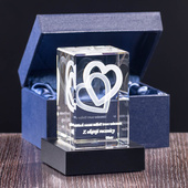 Grawer złączonych serc 3D w małej statuetce (80x50x50 mm) na podstawce LED