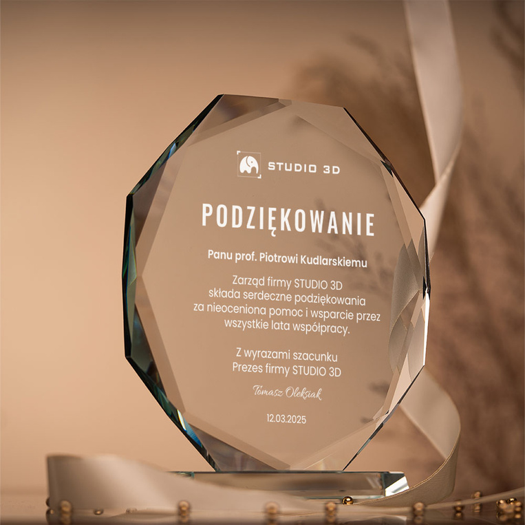 Szklana statuetka firmowa z grawerem – podziękowania za współpracę