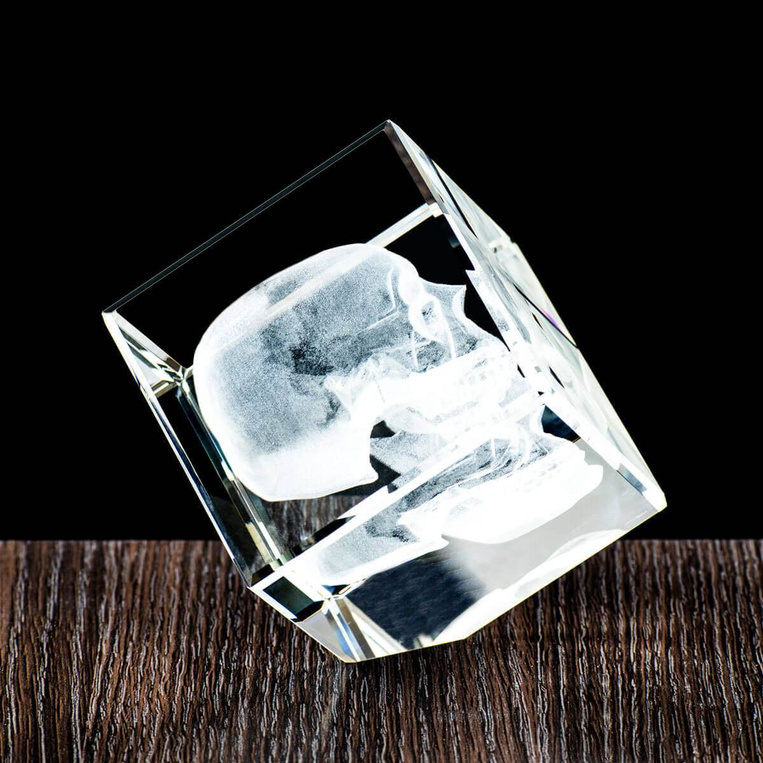 Trójwymiarowa (3D) Czaszka wygrawerowana w krysztale. Prezent dla Chłopaka