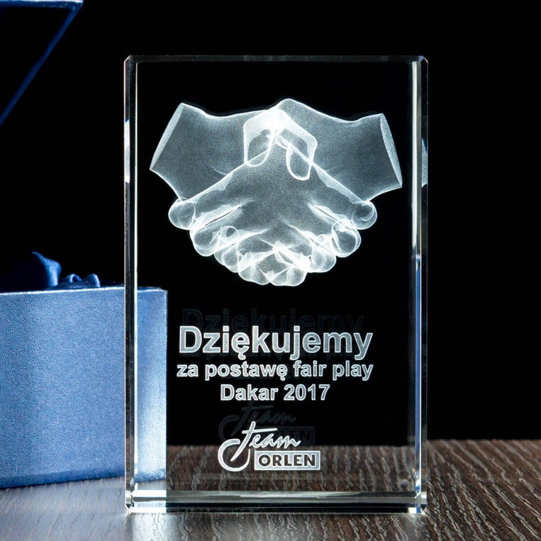 Pamiątka dla policjanta z indywidualną dedykacją od współpracującej służby