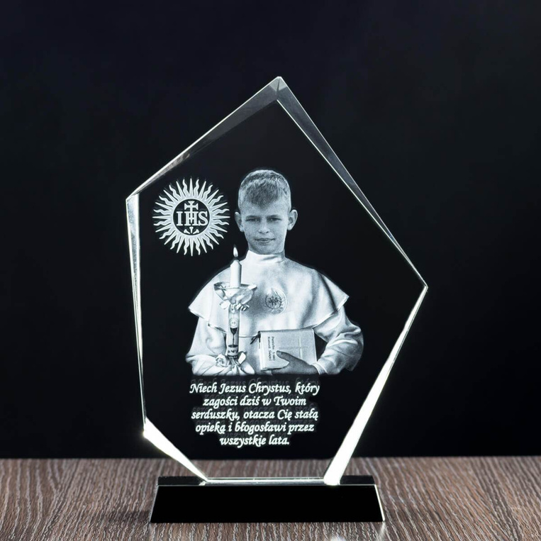 Kryształowa statuetetka - zdjęcie w albie - FOTOMONTAŻ