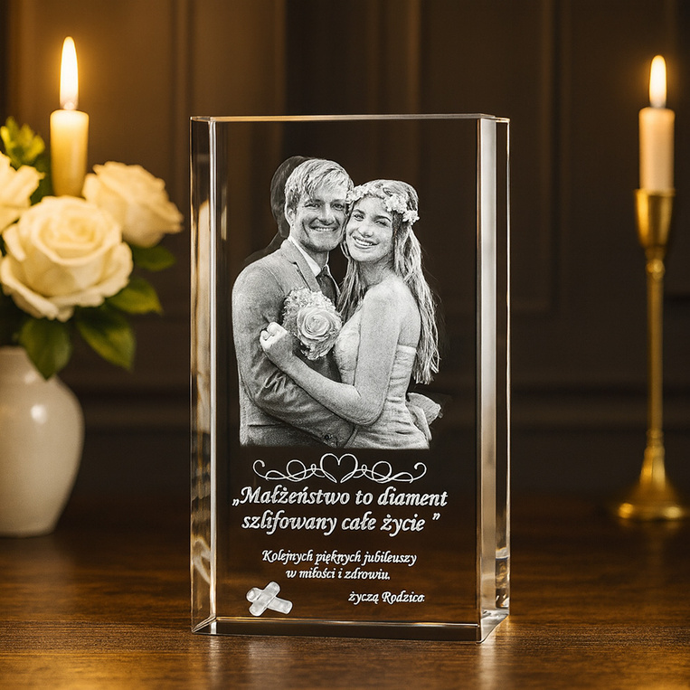Duża statuetka kryształowa 3D 100×200×70 mm – zdjęcie pary z dedykacją