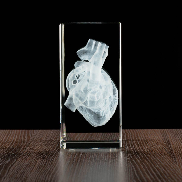 FOTOLAMPKA 3D z sercem – szklana statuetka z trójwymiarowym grawerunkiem
