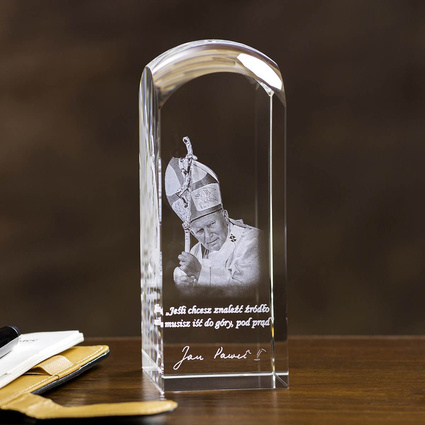 Prezent na Prymicje - zdjęcie Jana Pawła II w kryształowej statuetce.