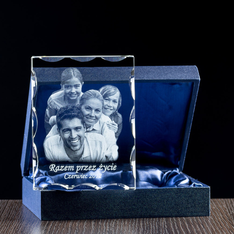 Fotokryształ 2D z wygrawerowanym zdjęciem rodzinnym – pamiątkowa statuetka szklana