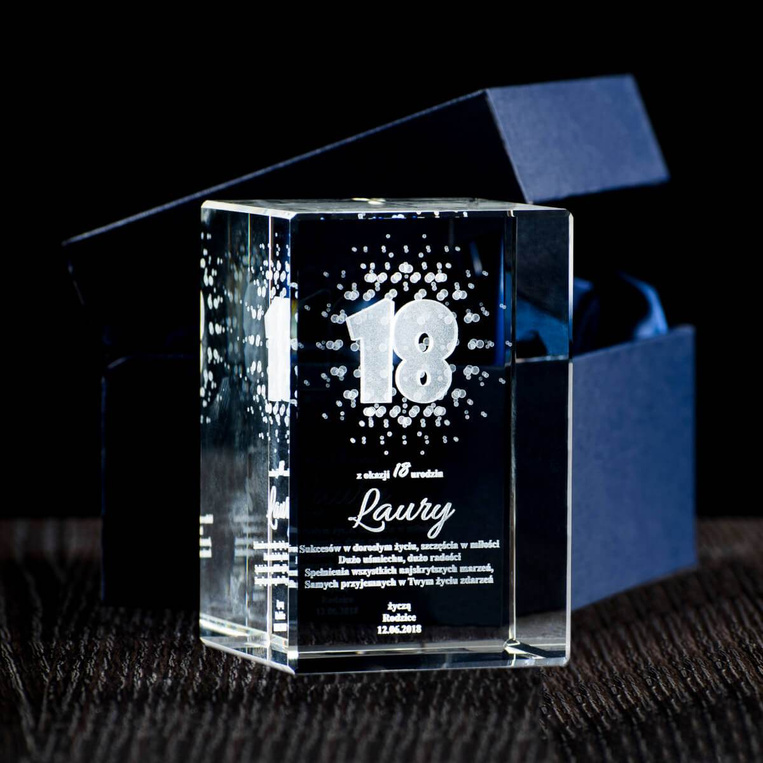 Prezent na osiemnaste urodziny - grawer w szkle. Statuetka kryształowa w etui