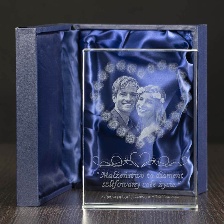 Prezent na rocznicę - zdjęcie w sercu złożonym z róż. Grawer w szkle