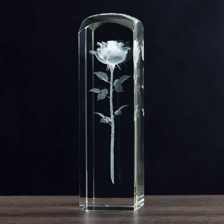 Prezent ślubny Róża 3D w kryształowej kolumnie - duża statuetka + etui