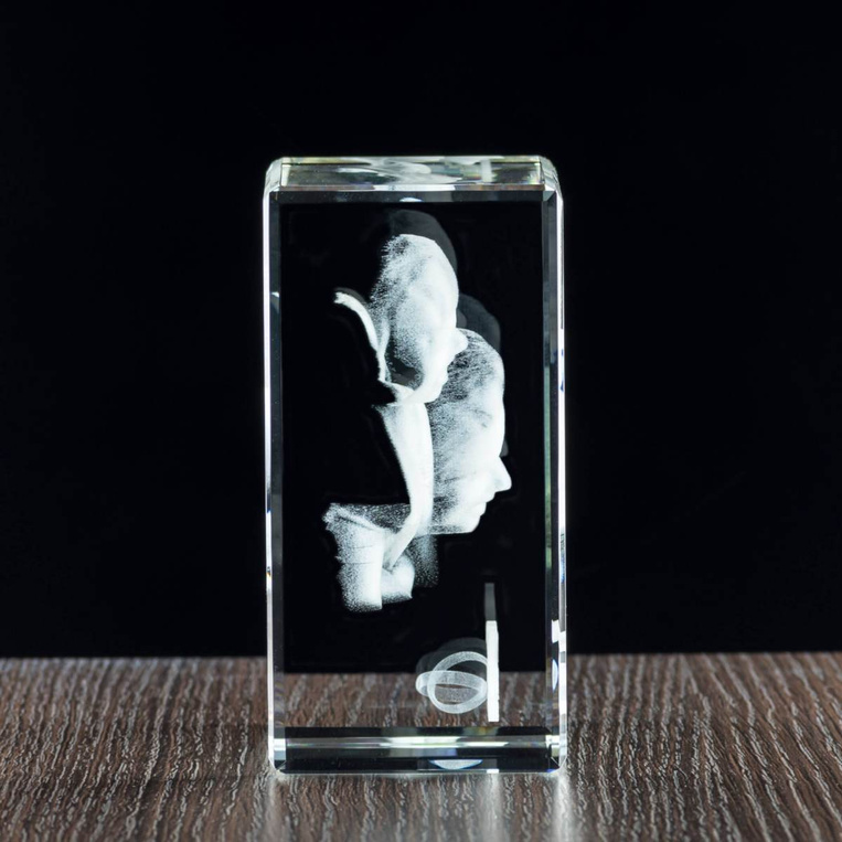 Pomysł na ślubne podziękowania dla rodziców - Zdjęcie wygrawerowane w szkle