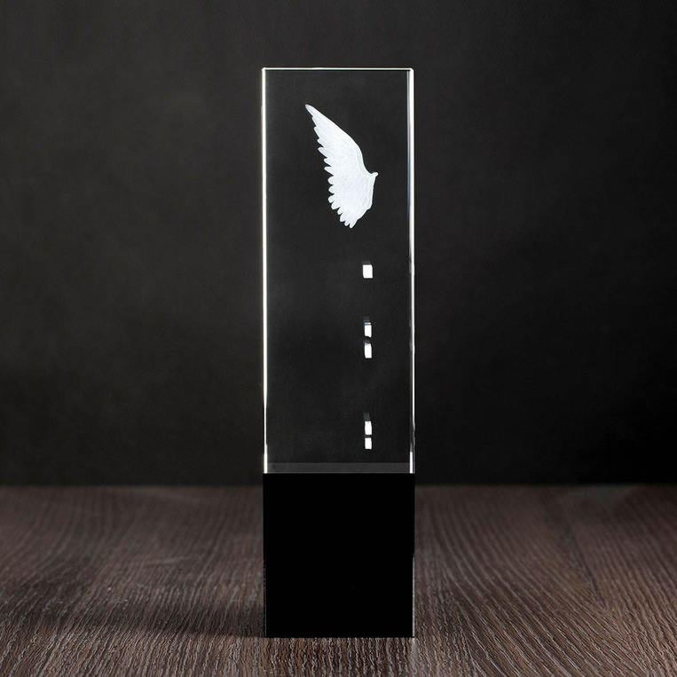 Prezent DLA LIDERA INNOWACJI - grawerowane skrzydła w krysztale 3D i dedykacja