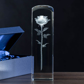 Prezent ślubny Róża 3D w kryształowej kolumnie - duża statuetka + etui