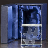 Prezent dla informatyka - hashtag wygrawerowany w krysztale