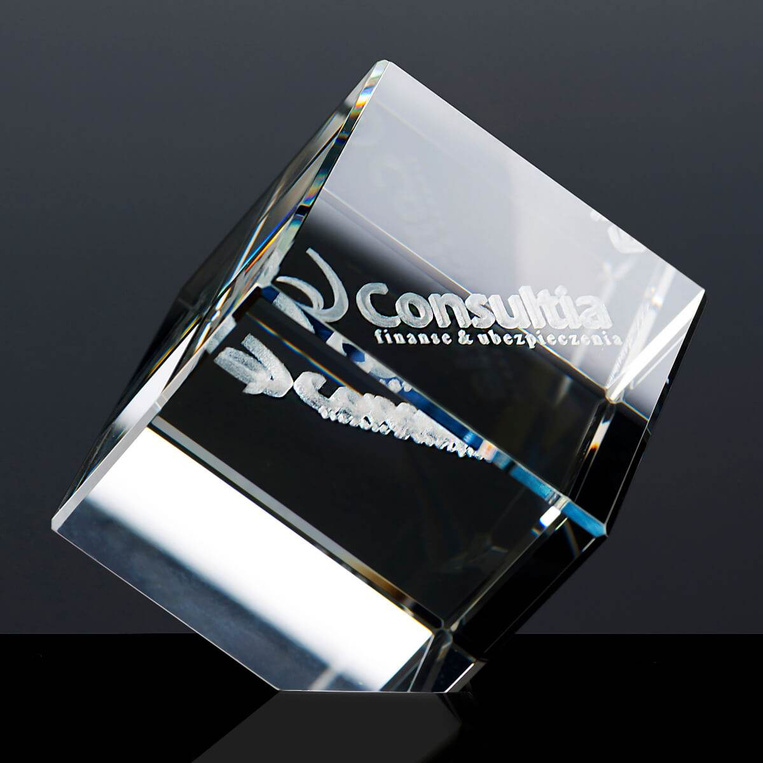 Firmowy prezent jubileuszowy - kryształowa statuetka wręczana na Gali