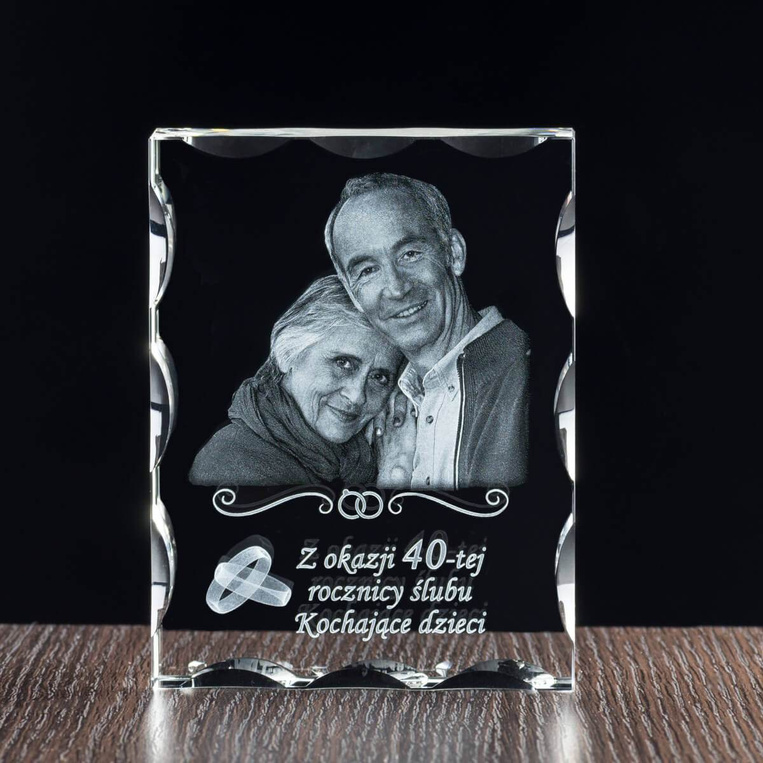 Prezent ze zdjęciem obrączkami i dedykacją na rocznicę ślubu - fotokryształ
