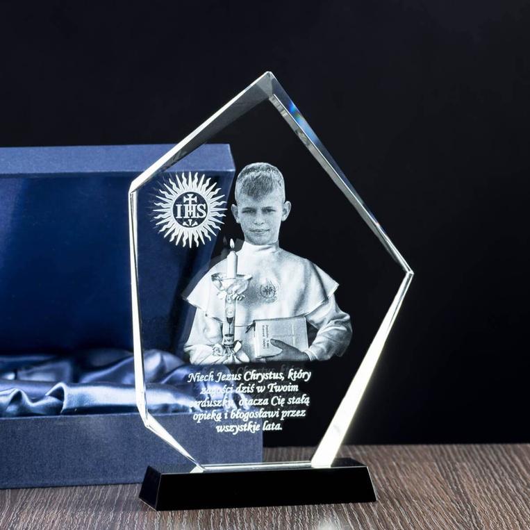 Kryształowa statuetetka - zdjęcie w albie - FOTOMONTAŻ