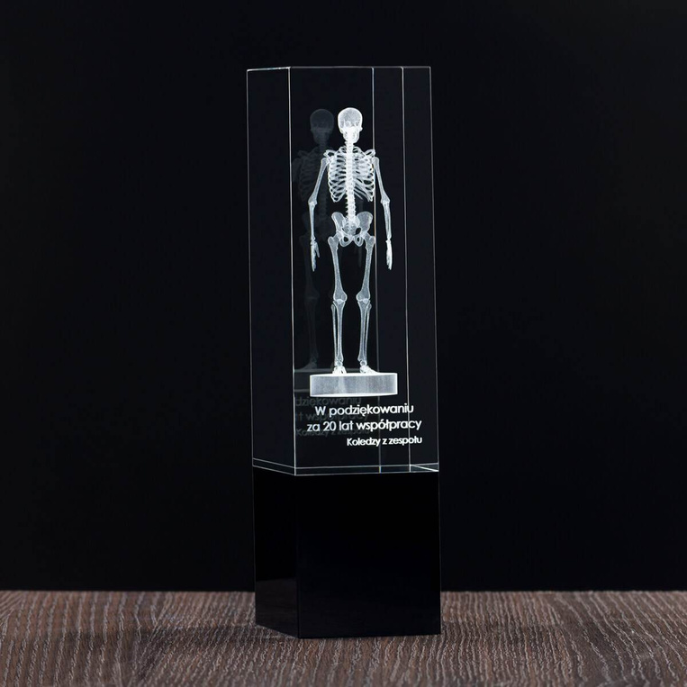 Statuetka szkielet 3D z dedykacją dla mężczyzny. Prezent na emeryturę awans