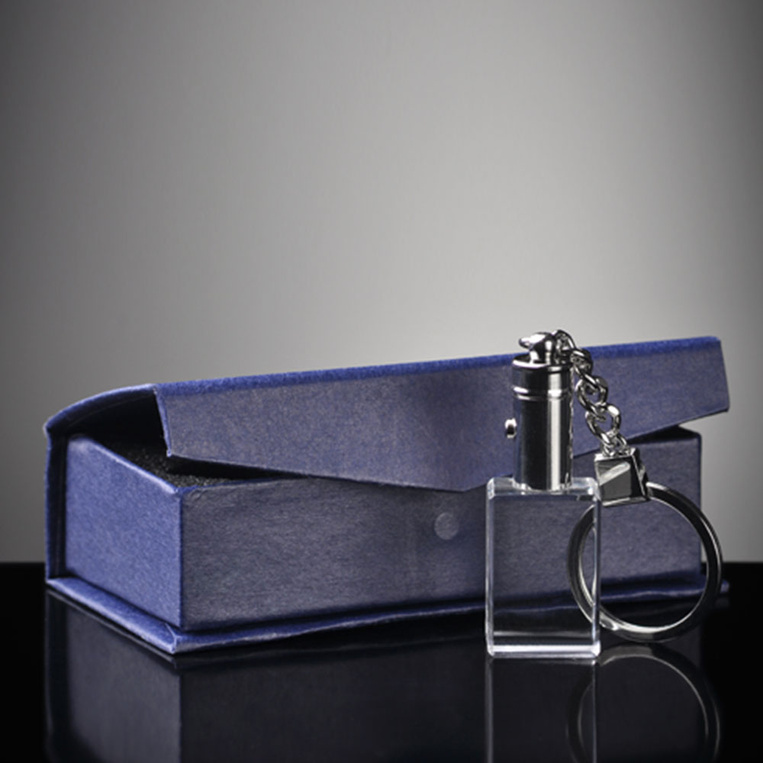 Róża 3D w breloku - drobny upominek na Walentynki. Brelok LED z grawerem