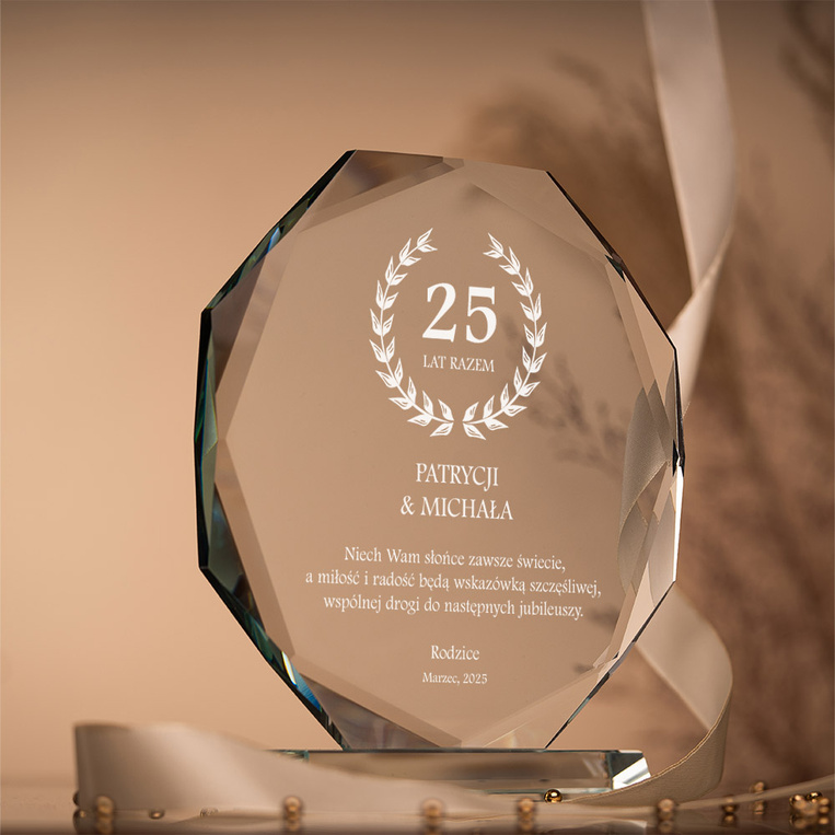 Szklana statuetka z grawerem na 25. rocznicę ślubu – prezent jubileuszowy