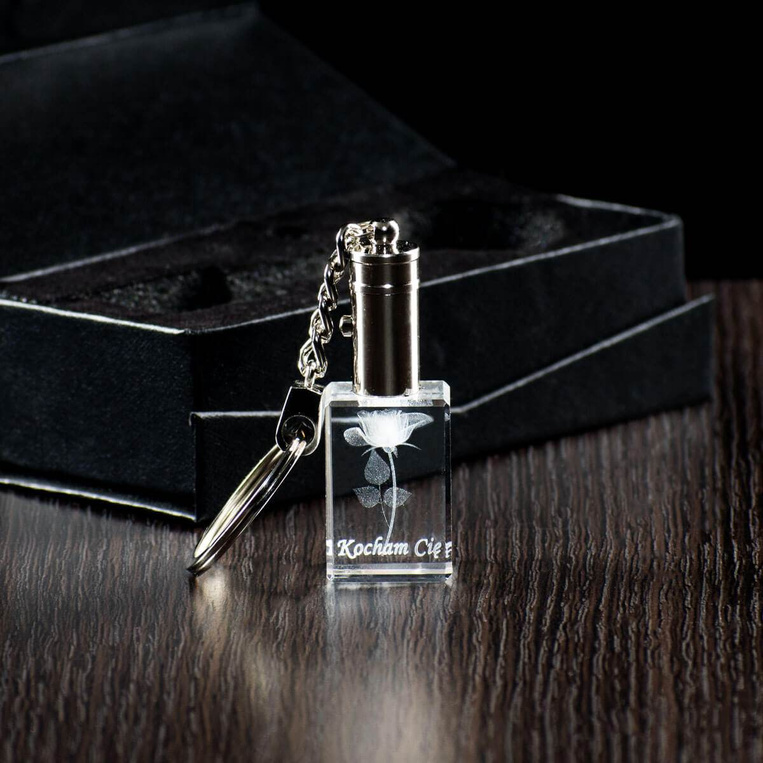 Kryształowy brelok z grawerem RÓŻA 3D dla dziewczyny