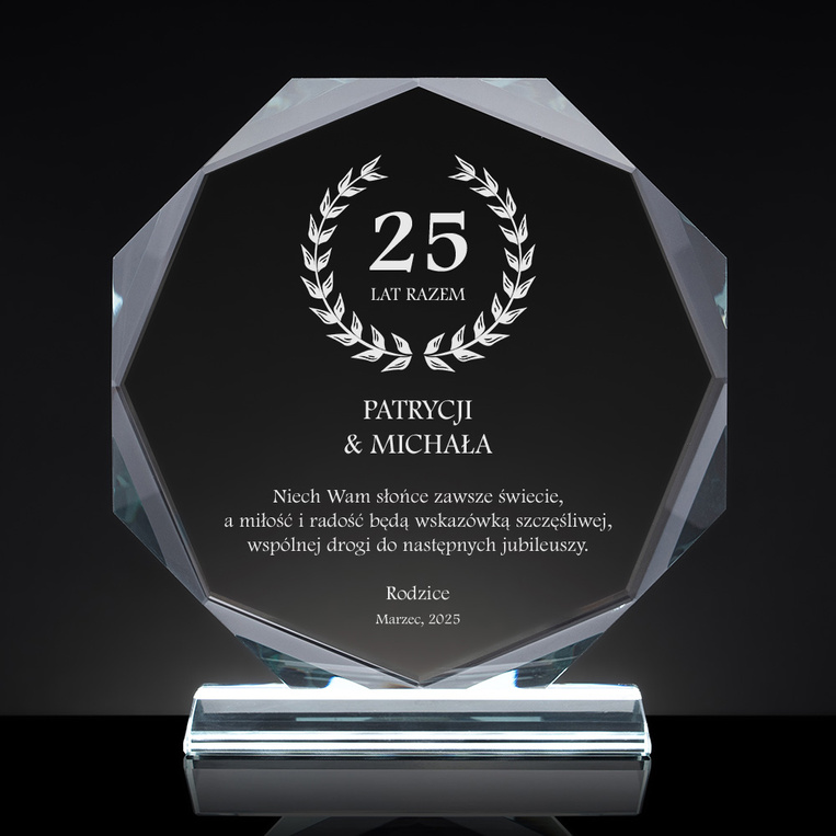 Szklana statuetka z grawerem na 25. rocznicę ślubu – prezent jubileuszowy