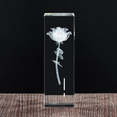 Trójwymiarowa, grawerowana róża na rocznicę ślubu w subtelnej statuetce