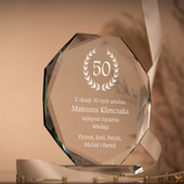 Szklana statuetka z grawerem na 50. urodziny – prezent personalizowany