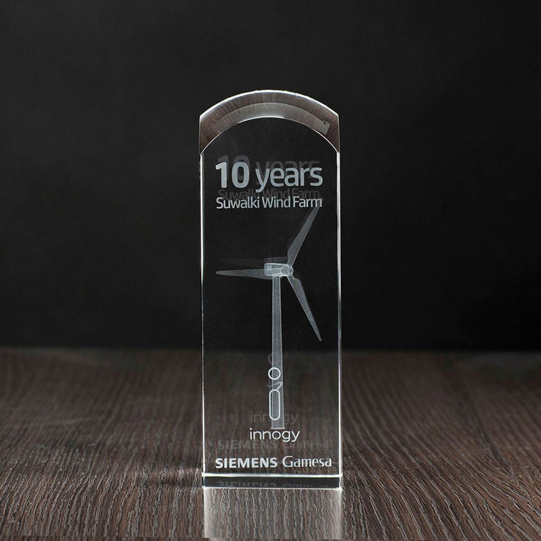 Wiatrak 3D grawer w szklanej statuetce - prezent JUBIELUSZ FIRMY