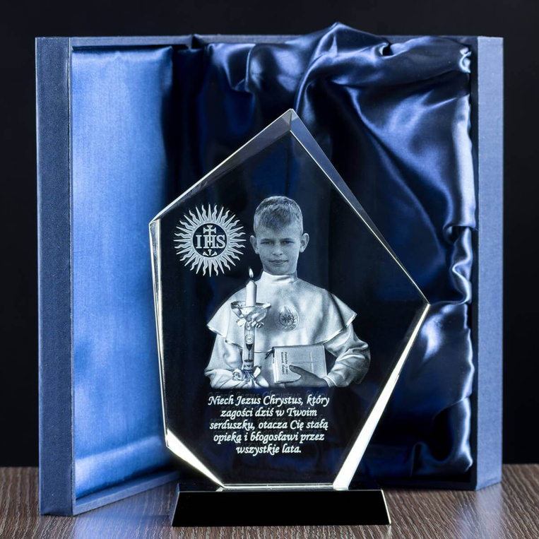 Kryształowa statuetetka - zdjęcie w albie - FOTOMONTAŻ