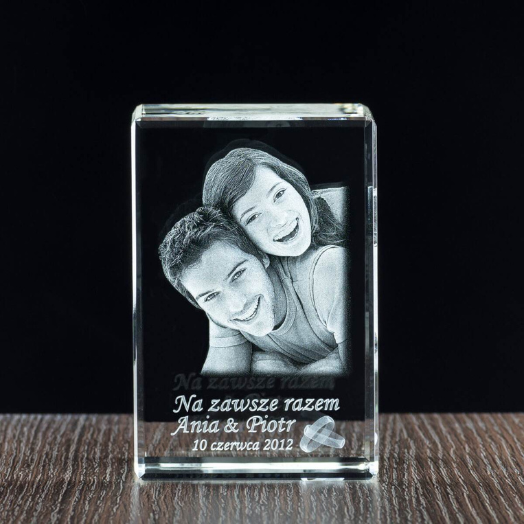 Pomysł na ślubne podziękowania dla rodziców - Zdjęcie wygrawerowane w szkle
